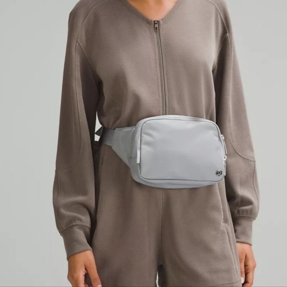 Lululemon Everywhere Belt Bag One Size Rhino Grey Unixes New - Picture 3 of 9